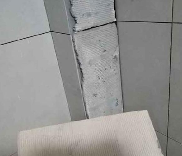 梨树瓷砖空鼓维修公司分享下厨房瓷砖脱落的补救措施。